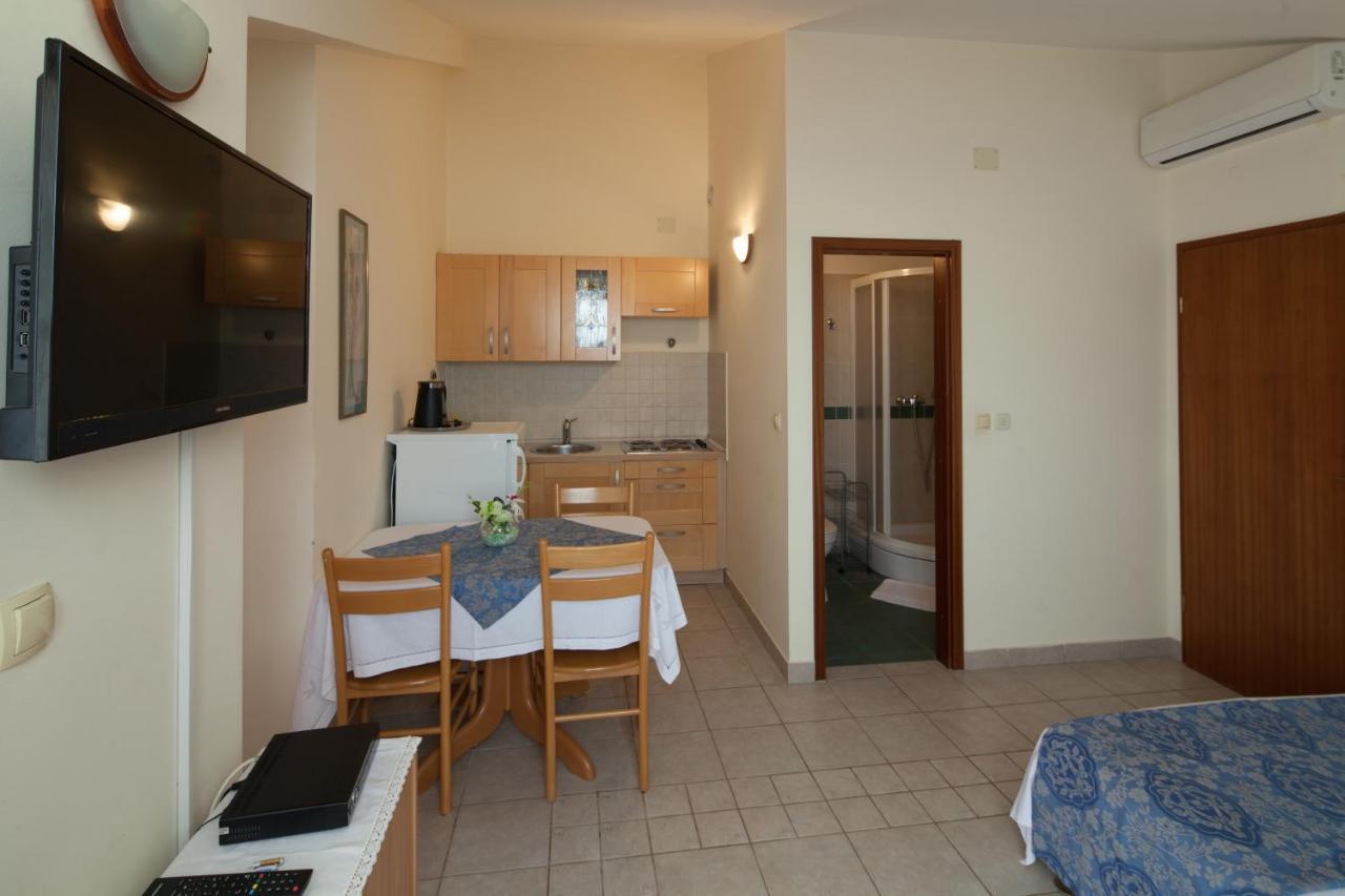 Apartments By The Sea Bilo, Primosten - 4191 Exterior foto
